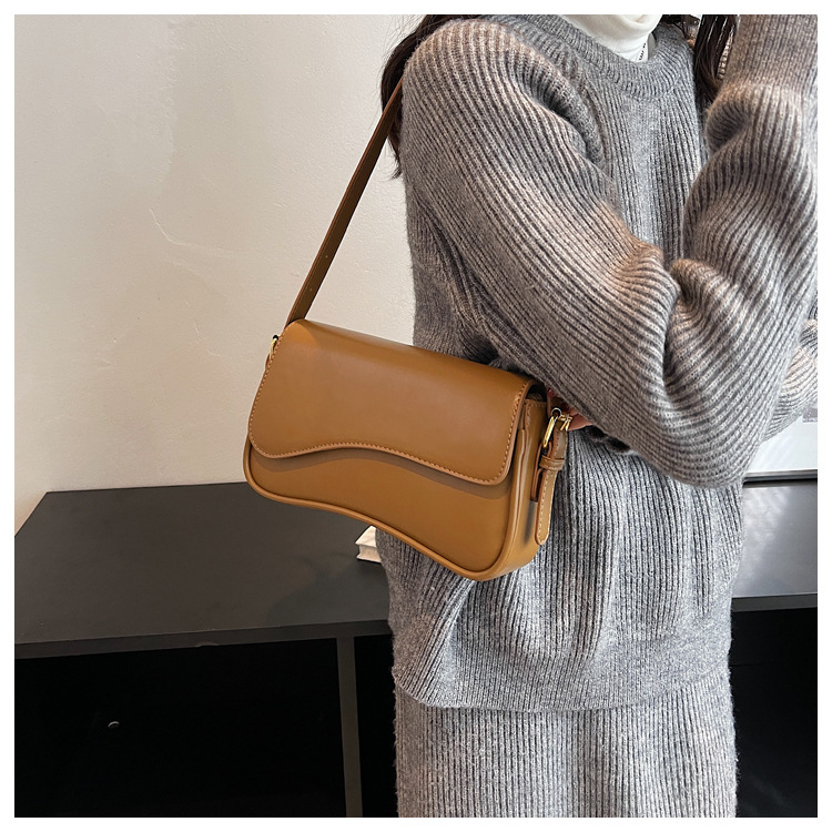 Simple Magnetic Buckle Shoulder Bag